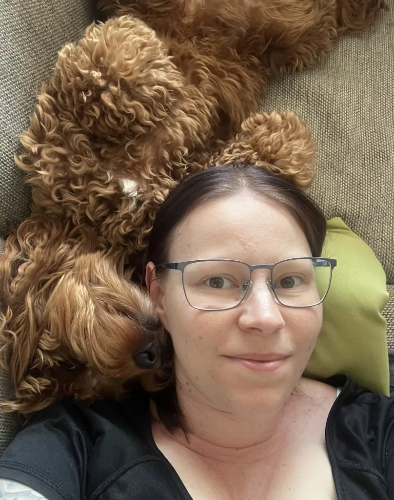 Tamara entspannt gemeinsam mit ihrem Hund zu Hause